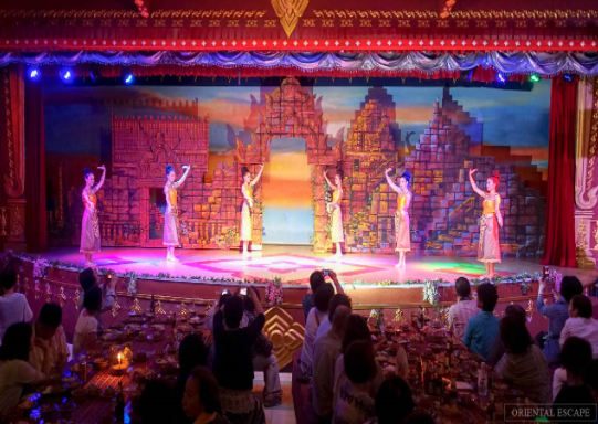 Thai Dinner Und Klassischer Tanz Im Nopparat Restaurant, Thailand